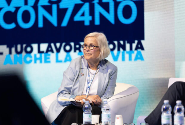 Intelligenza artificiale, contrattazione e lavoro: intervista a Christy Hoffman